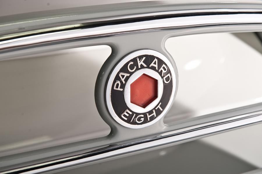 Логотип Packard Eight Dual Cowl Sport Phaeton 1934 года  (фото 13 из 23)